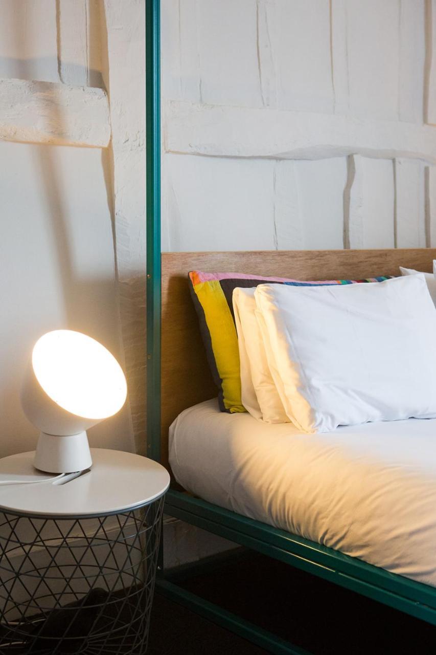 Bed and Breakfast Whitehouse Рай Экстерьер фото A lamp