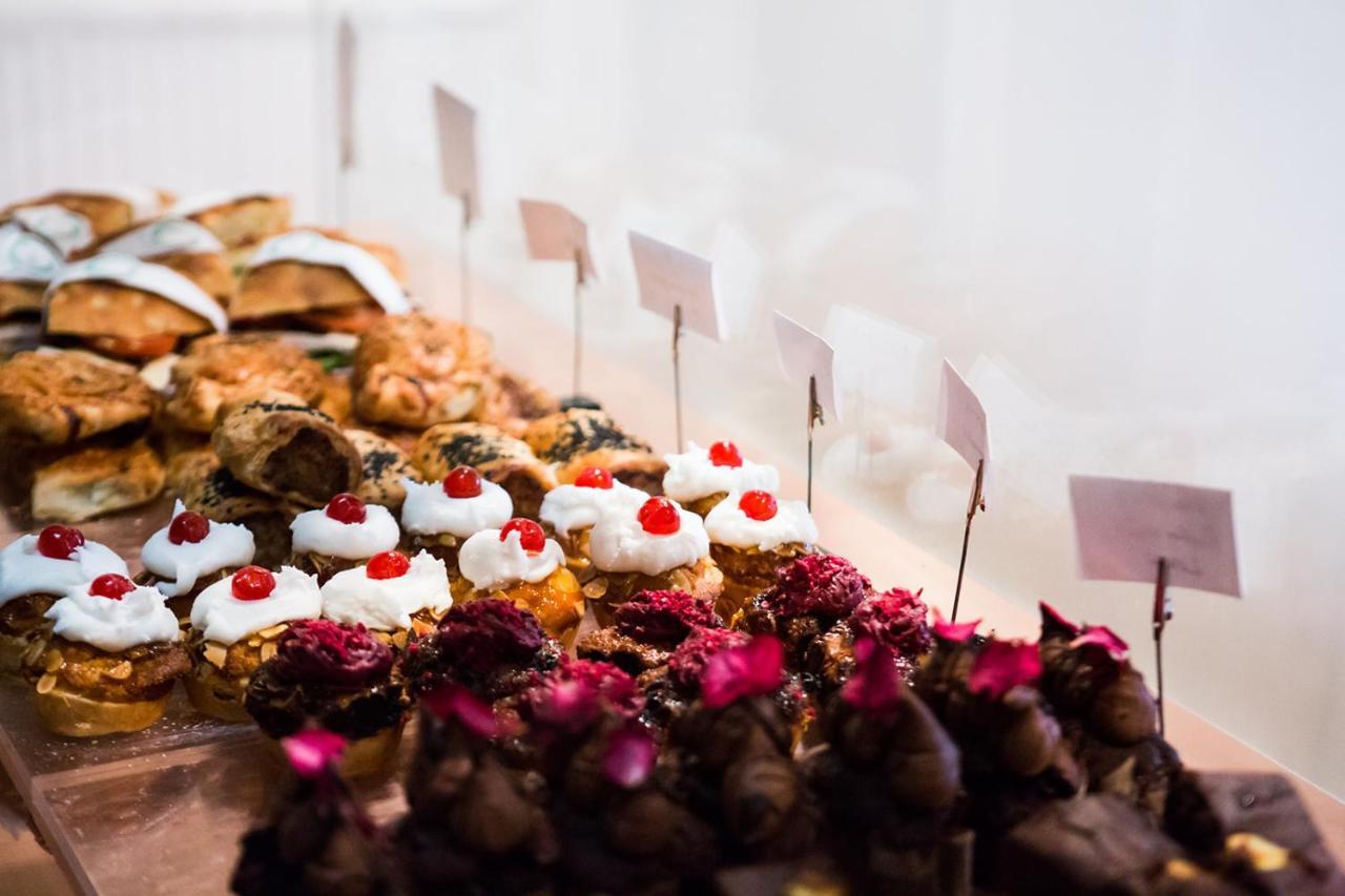 Bed and Breakfast Whitehouse Рай Экстерьер фото A selection of Italian pastries